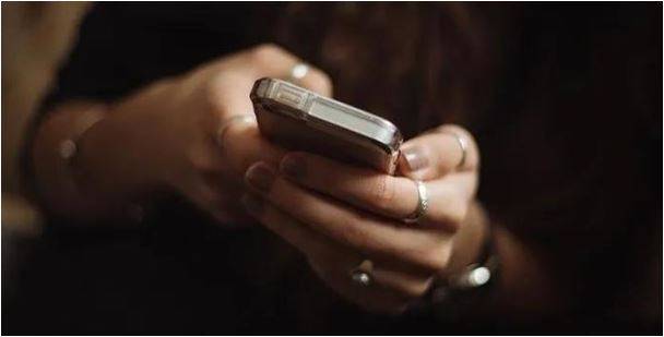 İş Yerinde Telefon Kullanımı İşten Çıkarma Nedeni Mi?