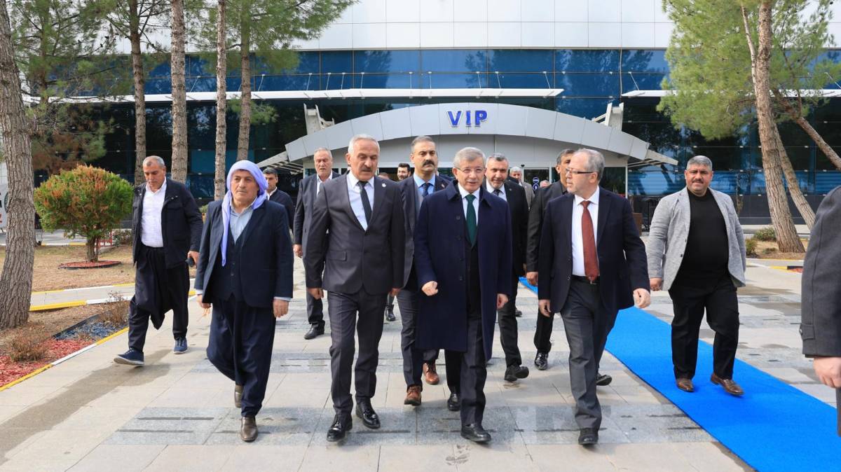 Eski Başbakan Davutoğlu Şanlıurfa'da!