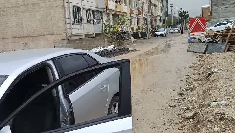 Haliliye'de çukura saplanan aracın hasarı belediye tarafından giderildi!