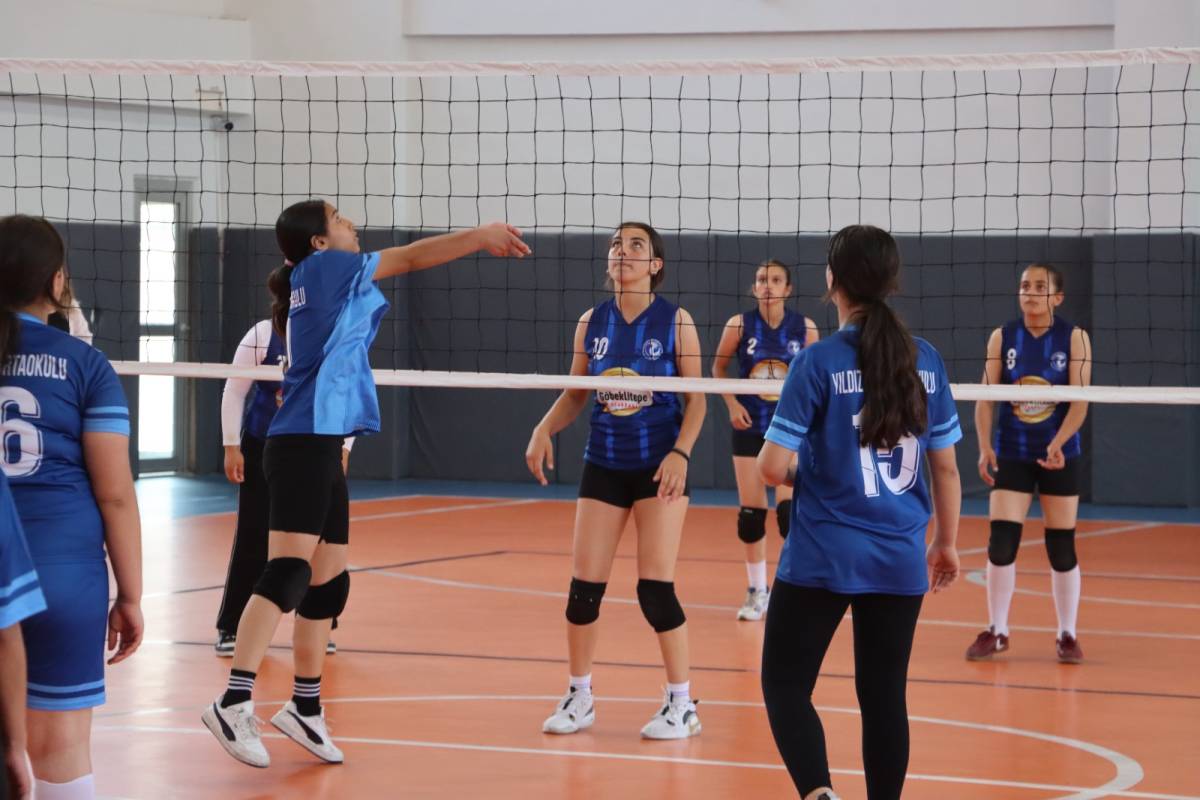 Karaköprü'de voleybol turnuvası heycanı!