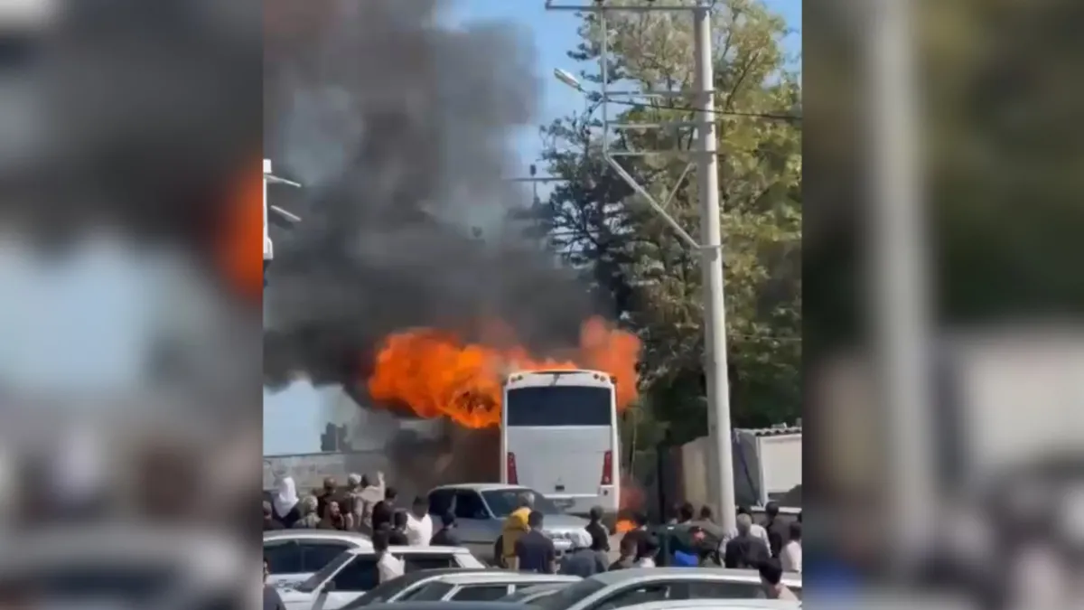 Şanlıurfa'da tur otobüsü alev aldı!