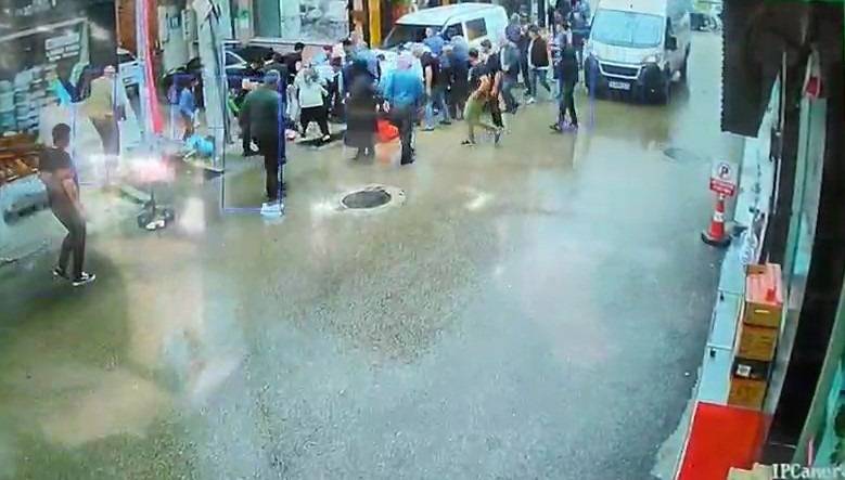 Kamyonet yayaların arasına daldı: O anlar kamerada!