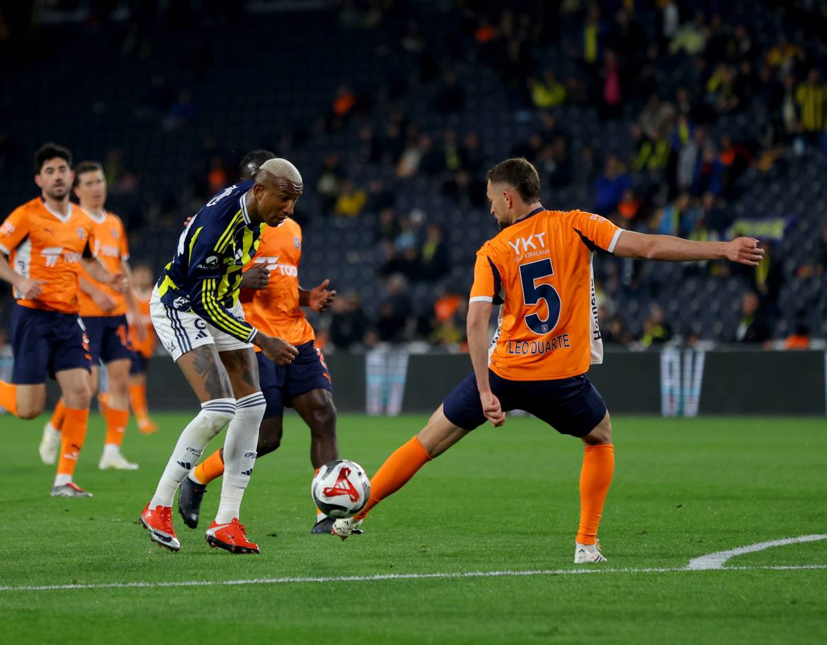Fenerbahçe, sahasında RAMS Başakşehiri mağlup etti!