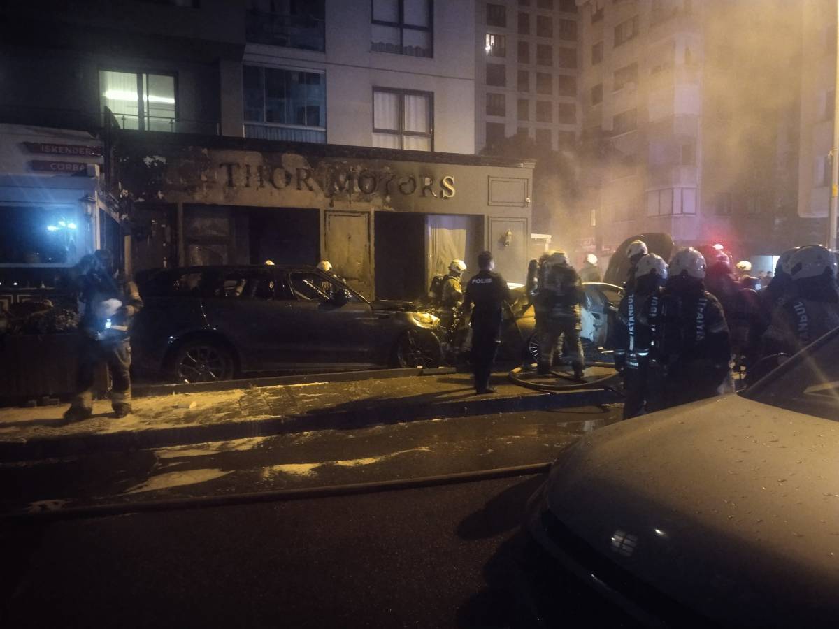 Galeri önünde korkutan yangın: Çok sayıda araç küle döndü!