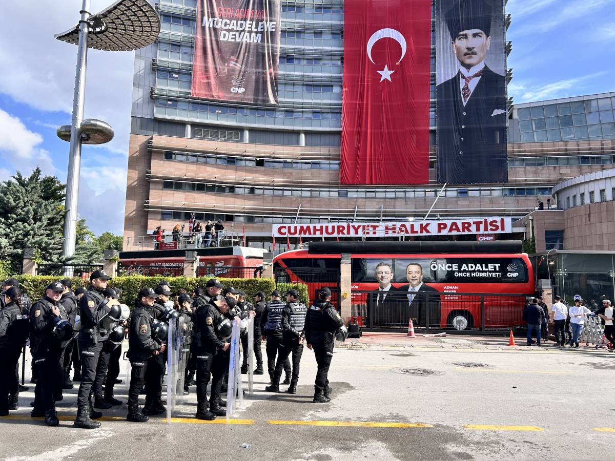 CHP Genel Merkezinin önünde tartışma: Su şişeleri fırlatıldı!