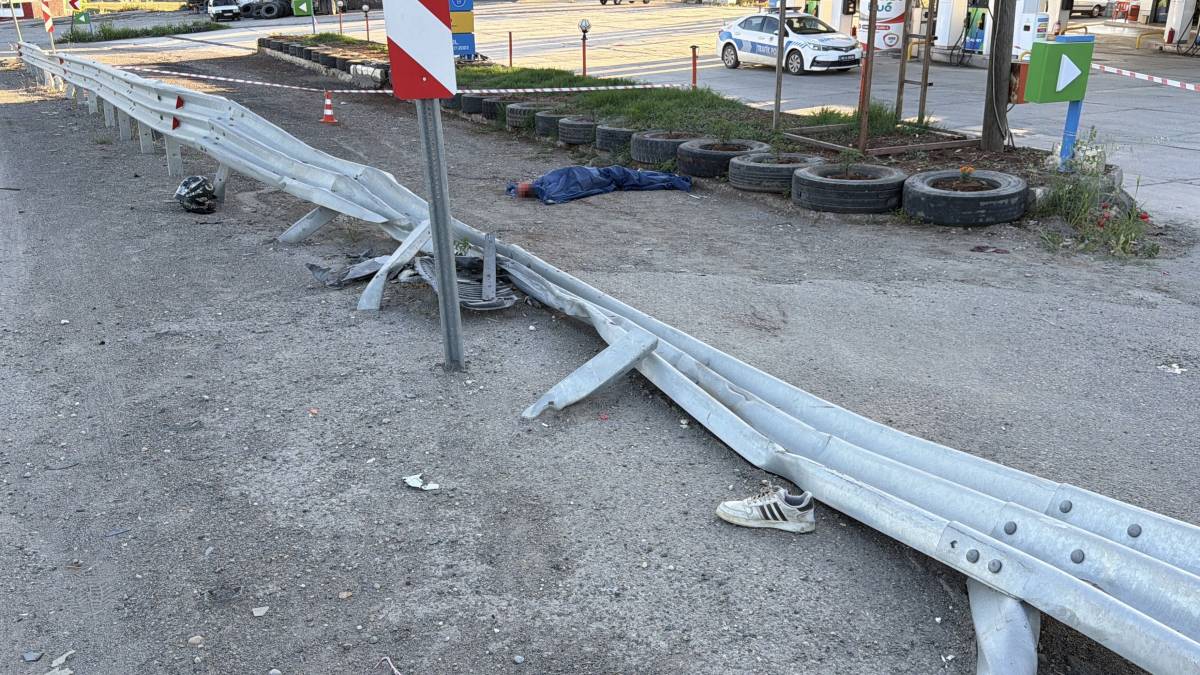 Ölüm virajında motosiklet takla attı!