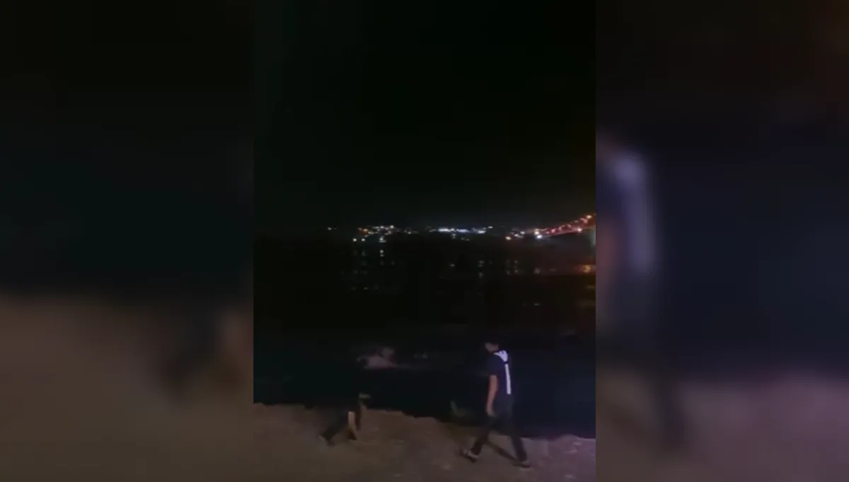 Urfa'da tehlikeyi aldırş etmeden akar suda yüzdüler!