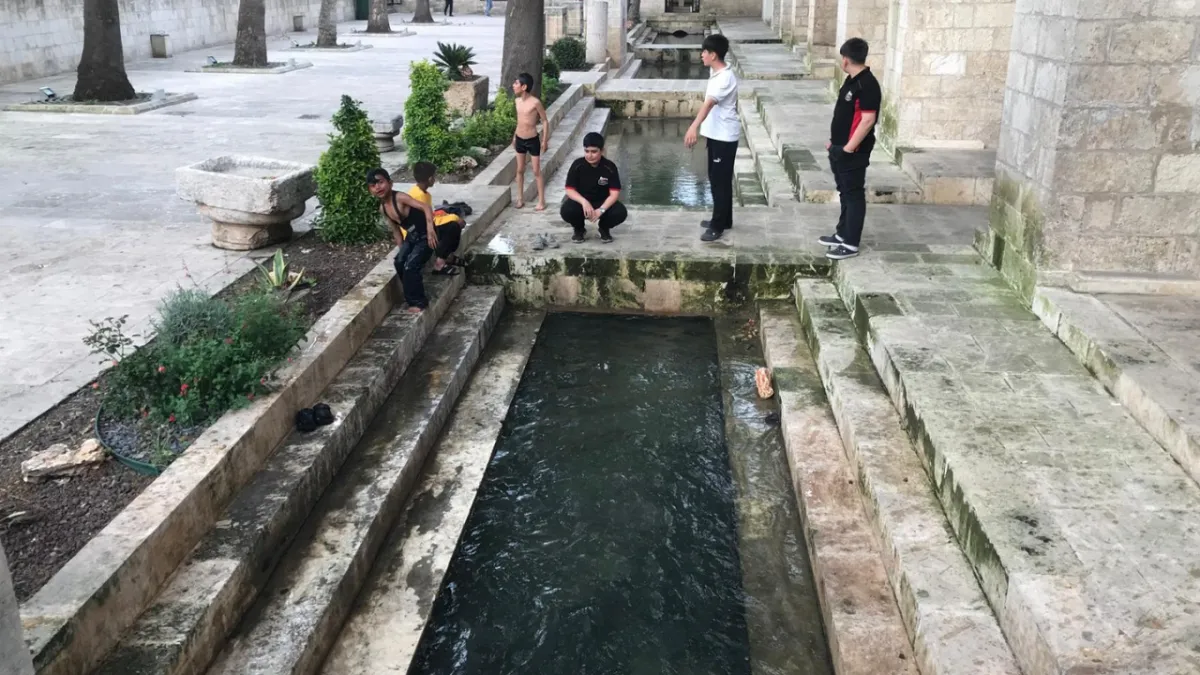 Urfa'da sıcaklıklar arttı: Çocuklar tahliye kanalında serinledi!