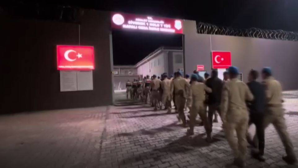 Urfa'da zehir tacirlerine ağır darbe: Çok sayıda göz altı!
