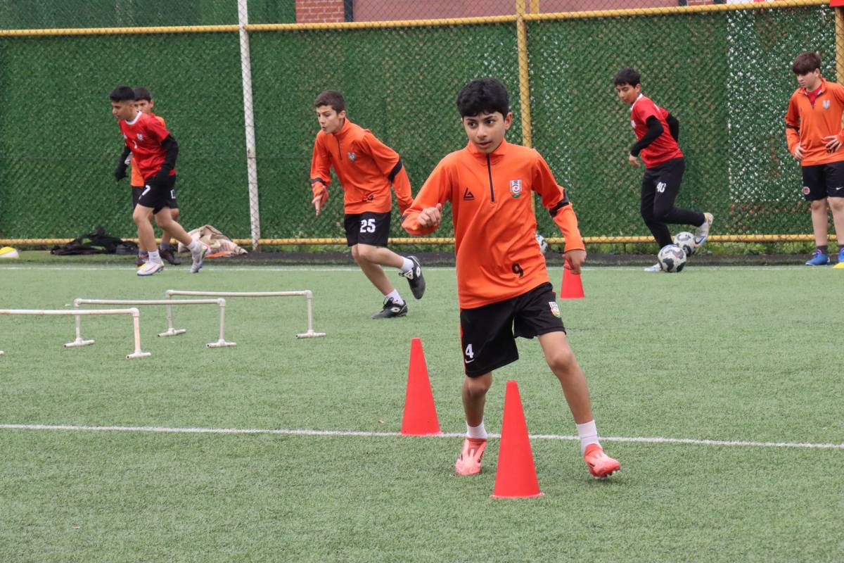 Büyükşehir geleceğin futbolcularını yetiştiriyor!