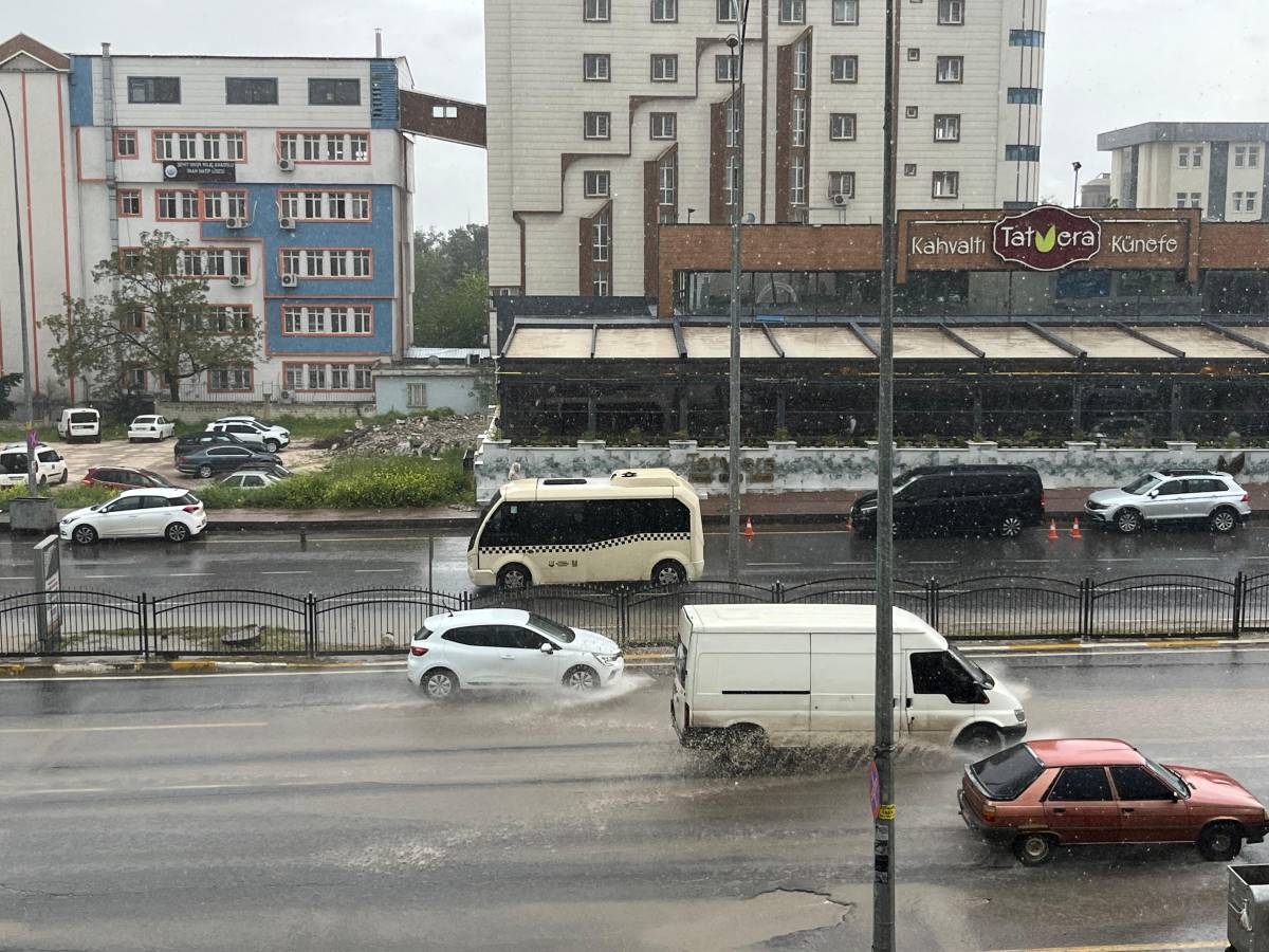 Şanlıurfa'da kuvvetli yağış ulaşımı etkiledi!