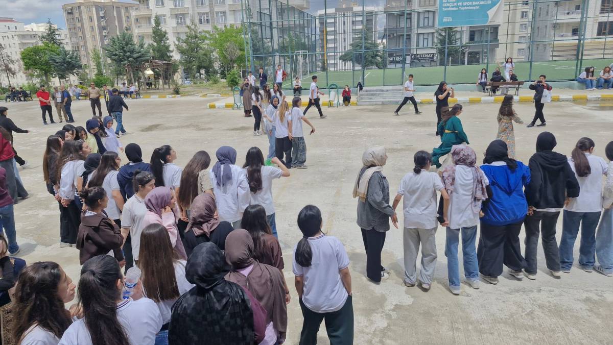 Şanlıurfa’da çocuk gelinler ve bağımlılık temalı tiyatro beğeni topladı!