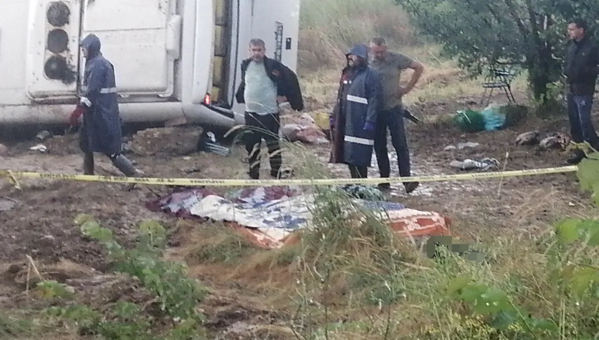 Tur minibüsü şarampole yuvarlandı: Çok sayıda ölü ve yaralı var!