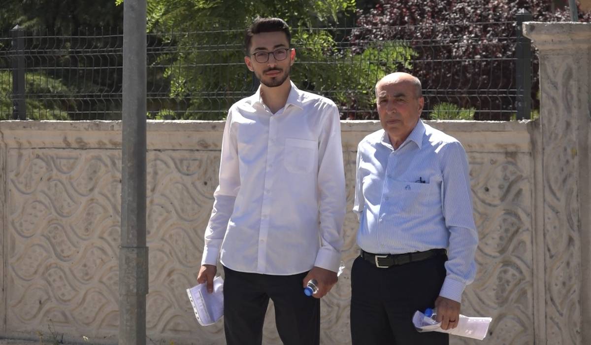 70 yaşındaki baba, 25 yaşındaki oğlu ile sınava girdi