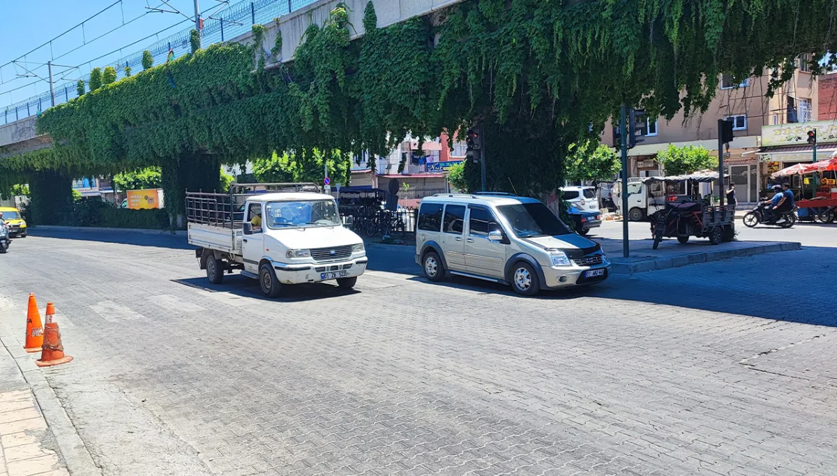 Adana'da feci kaza: İki aracın altında kaldı!