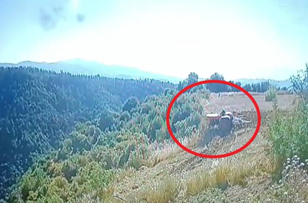 Devrilen traktörün altında can verdi! Feci kaza kamerada!