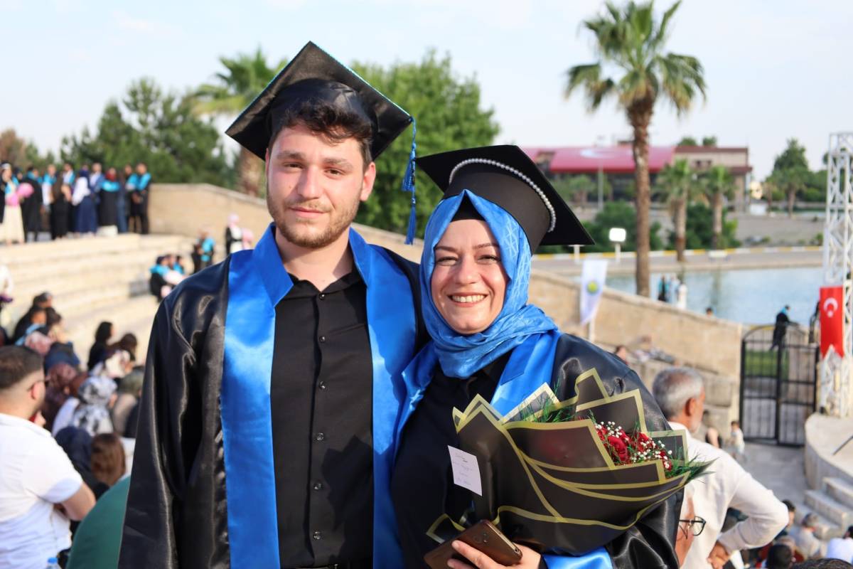 Şanlıurfa'da anne ile oğlu aynı sıradan mezun oldu!