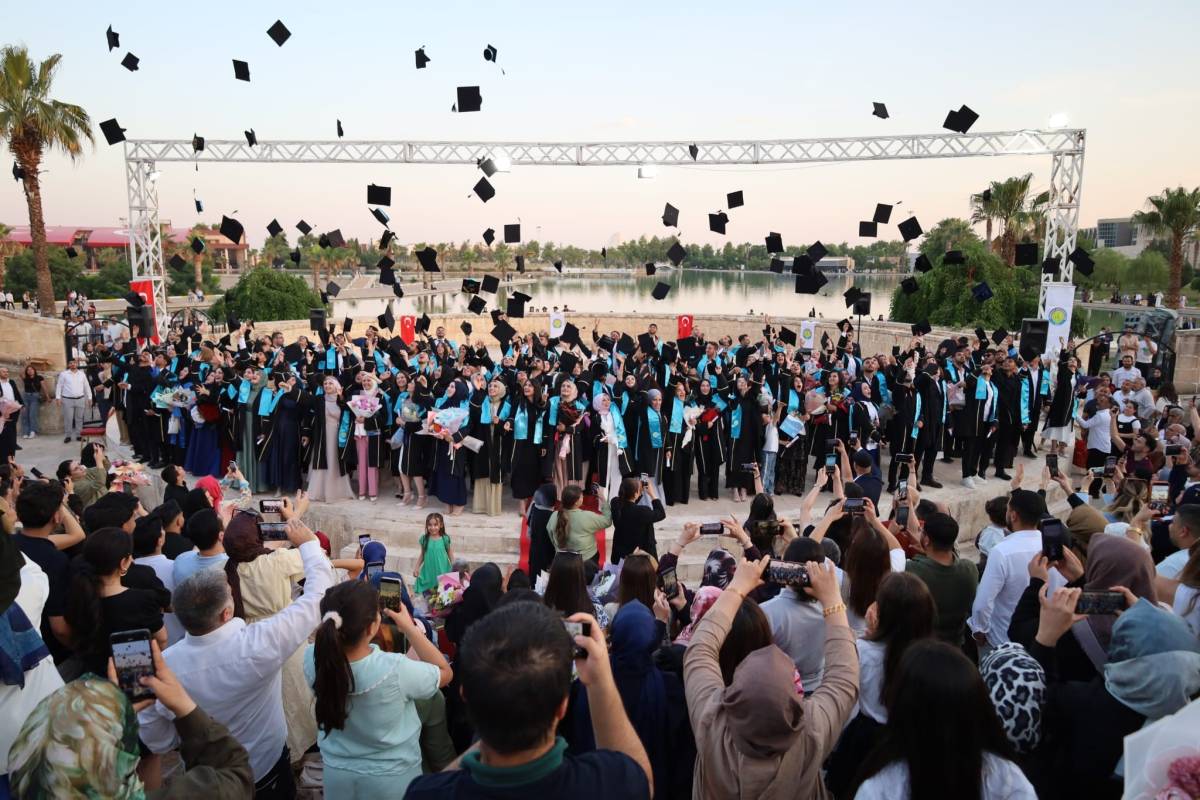 Şanlıurfa'da anne ile oğlu aynı sıradan mezun oldu!