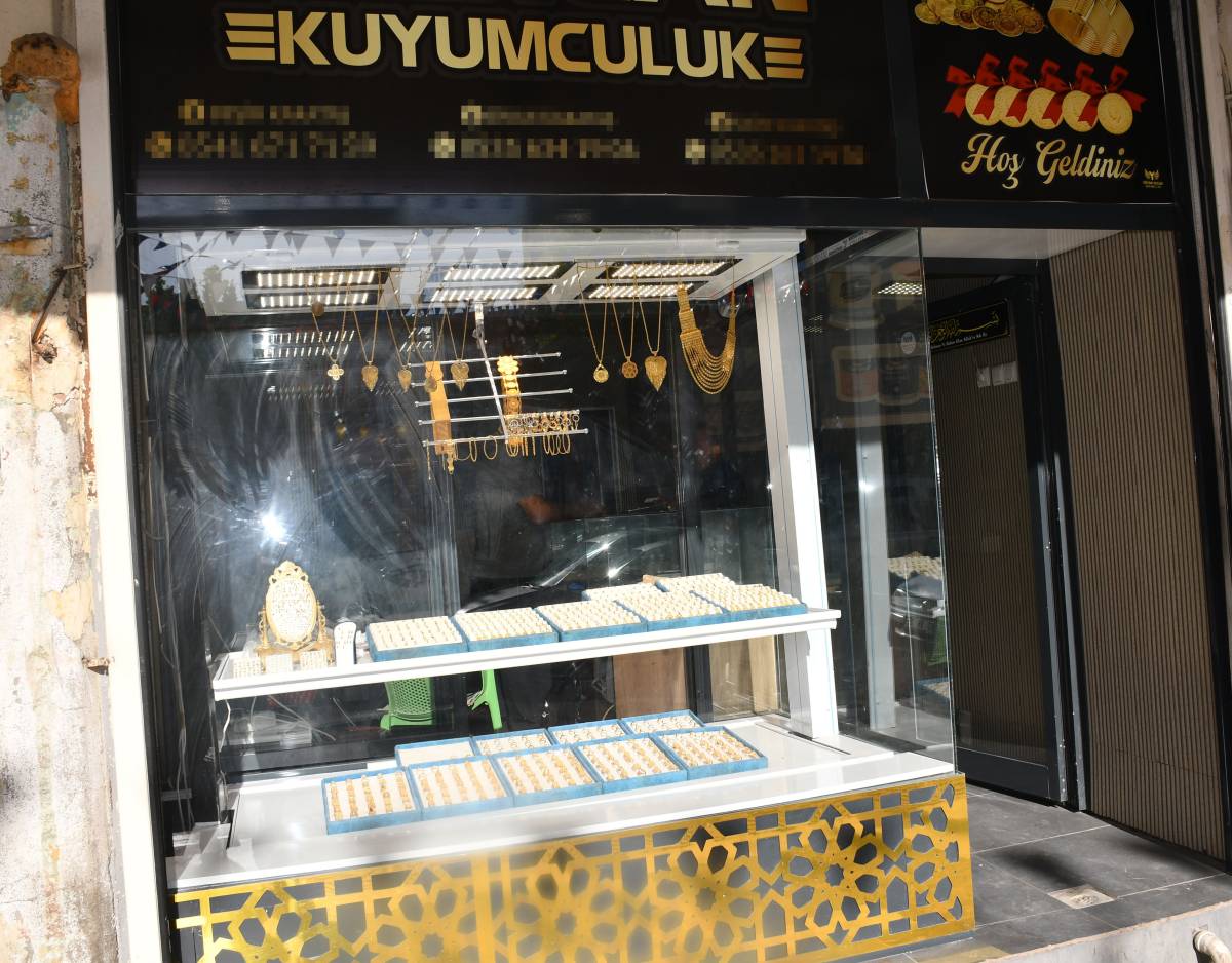 Urfa'da kaçan dana kuyumcu dükkanına daldı: Müşteriyi yaraladı!