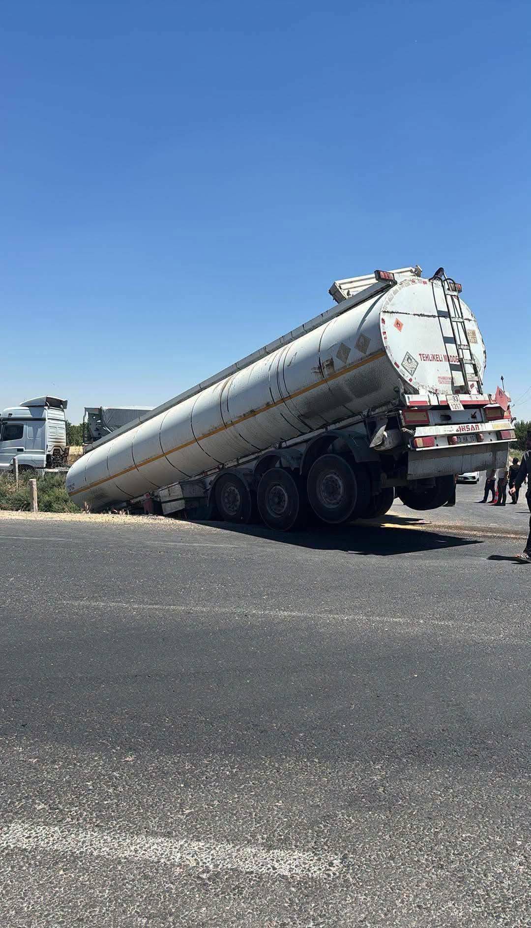 Şanlıurfa'da tanker ve kamyon sulama kanalına uçtu!