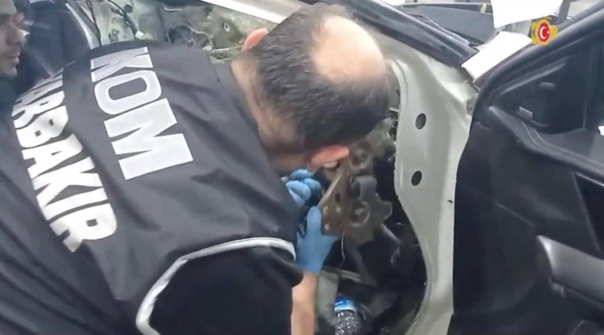 Otomobilin gizli bölümünden  çıkanlar şaşırttı!