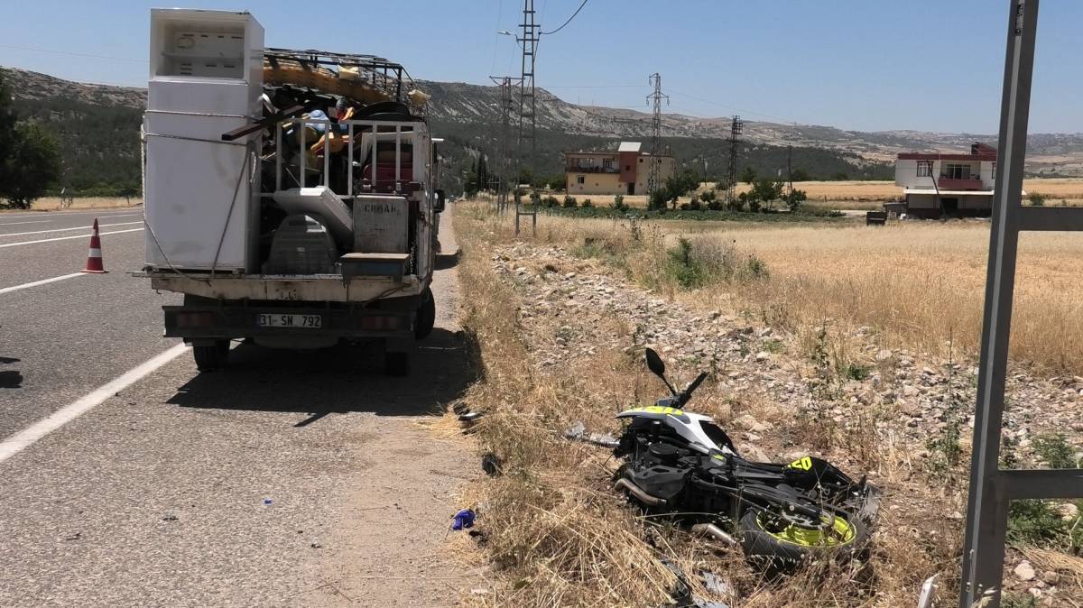 Kamyonet ile motosiklet çarpıştı!