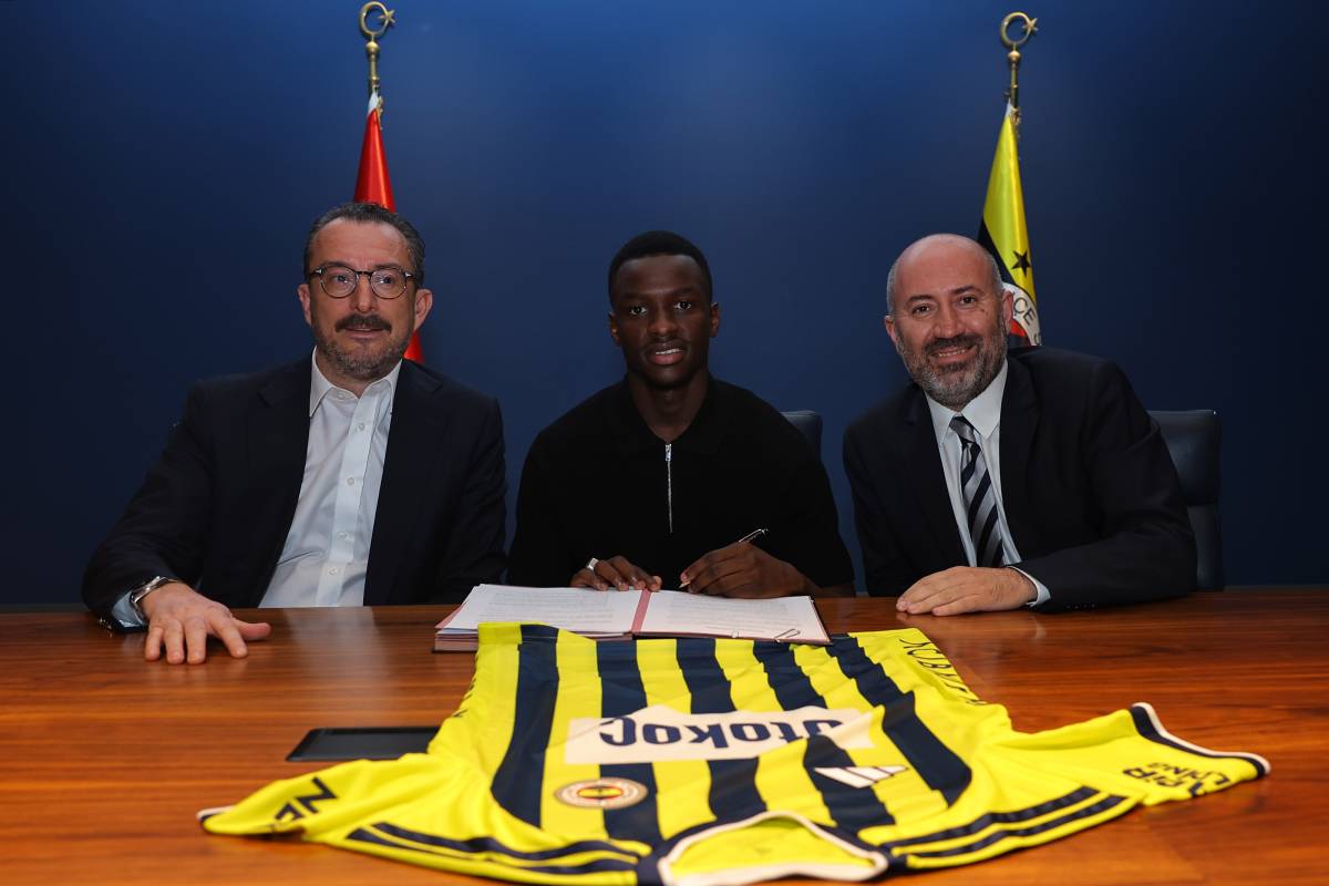 Fenerbahçe, genç yetenek Amara Diouf ile sözleşme imzaladı!