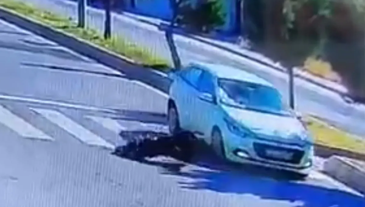 Urfa’da otomobilin, yayaya çarptığı kaza kamerada!