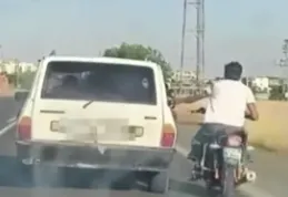 Urfa'da faciaya davetiye çıkaran hareket: Otomobile tutunup ilerledi!