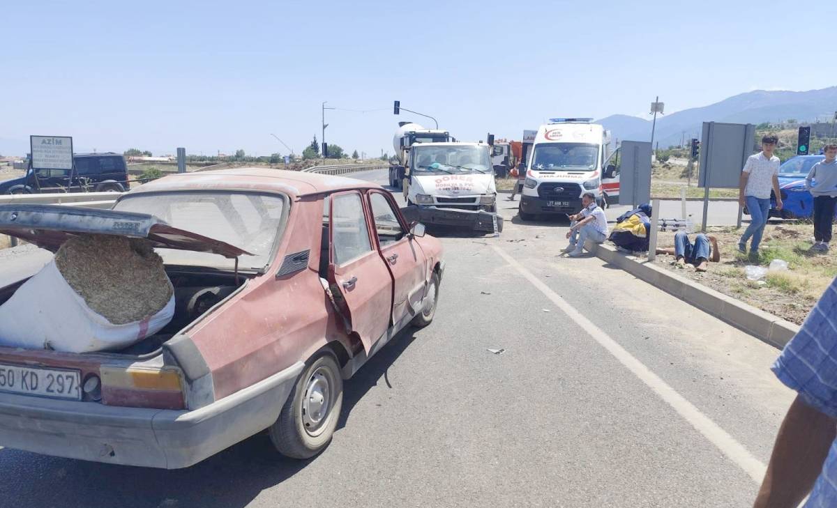 Kamyonet ile otomobil çarpıştı; Çok sayıda yaralı var