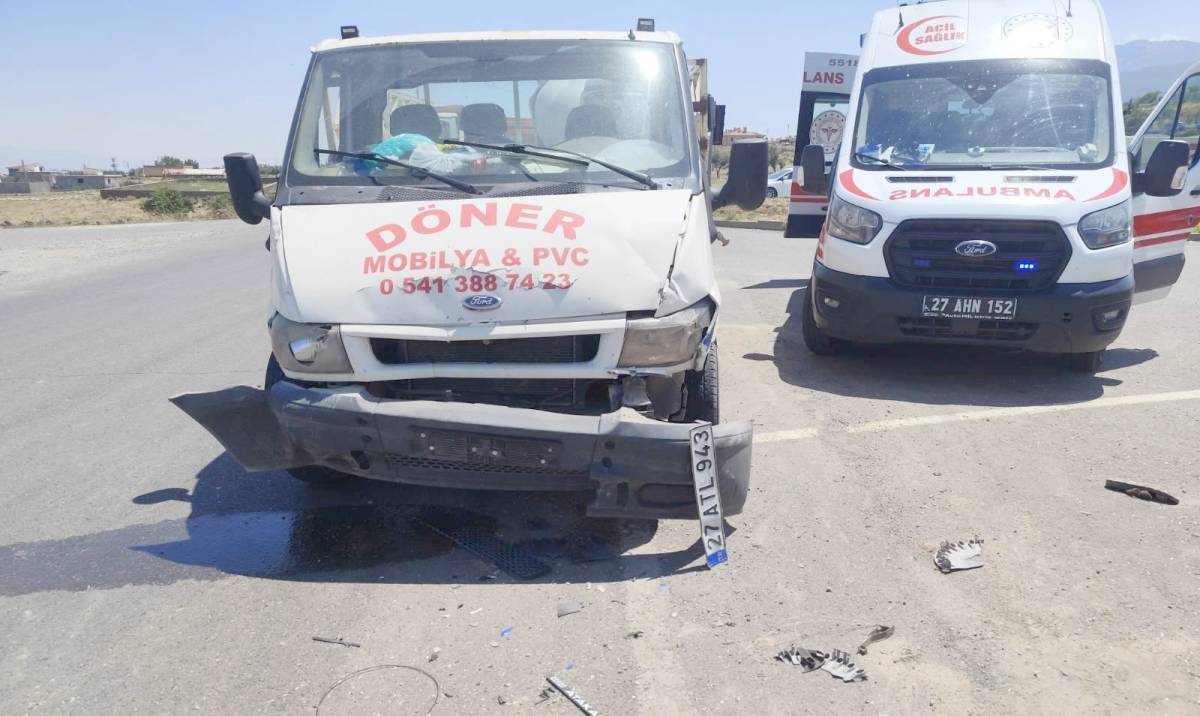 Kamyonet ile otomobil çarpıştı; Çok sayıda yaralı var