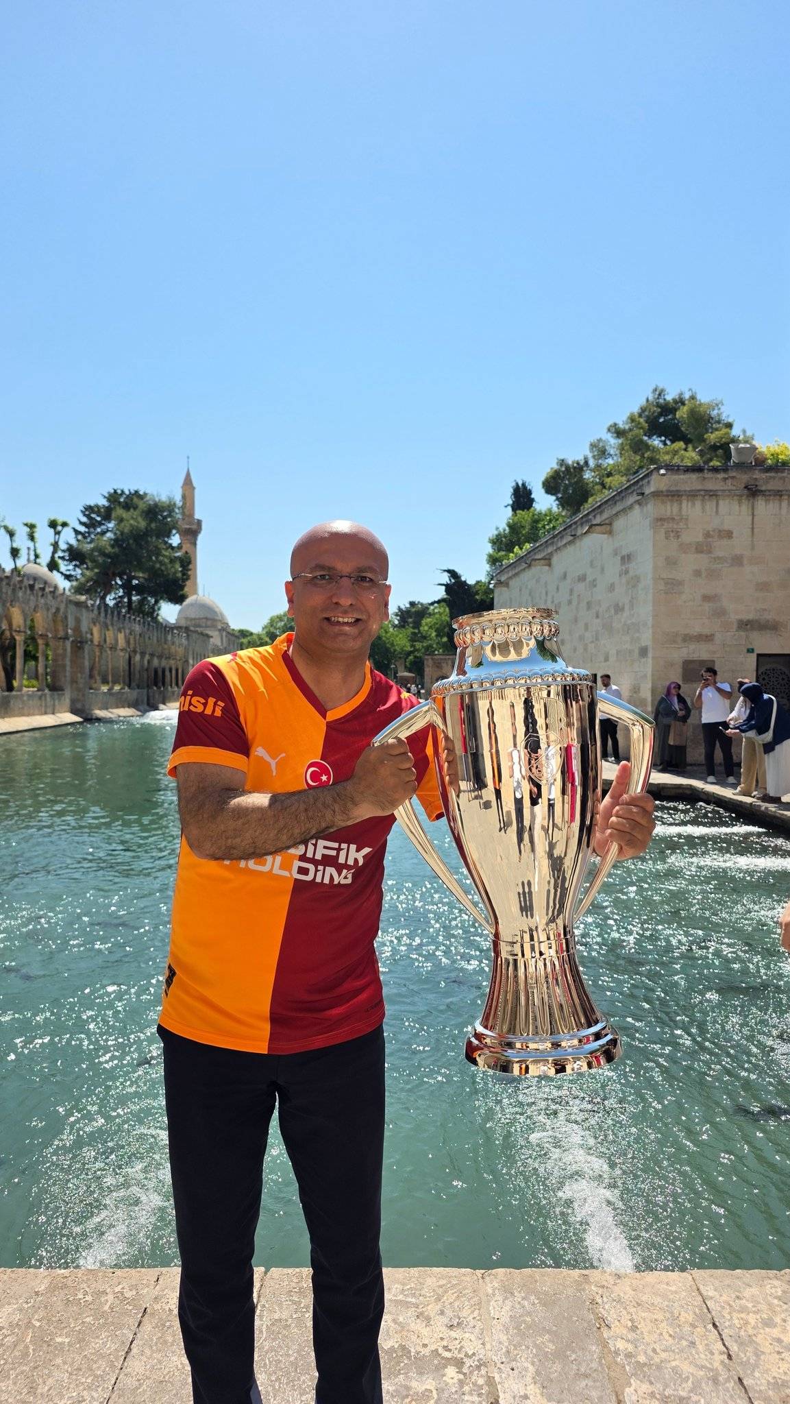 Galatasaray’ın şampiyonluk kupası Balıklıgöl’de sergilendi!