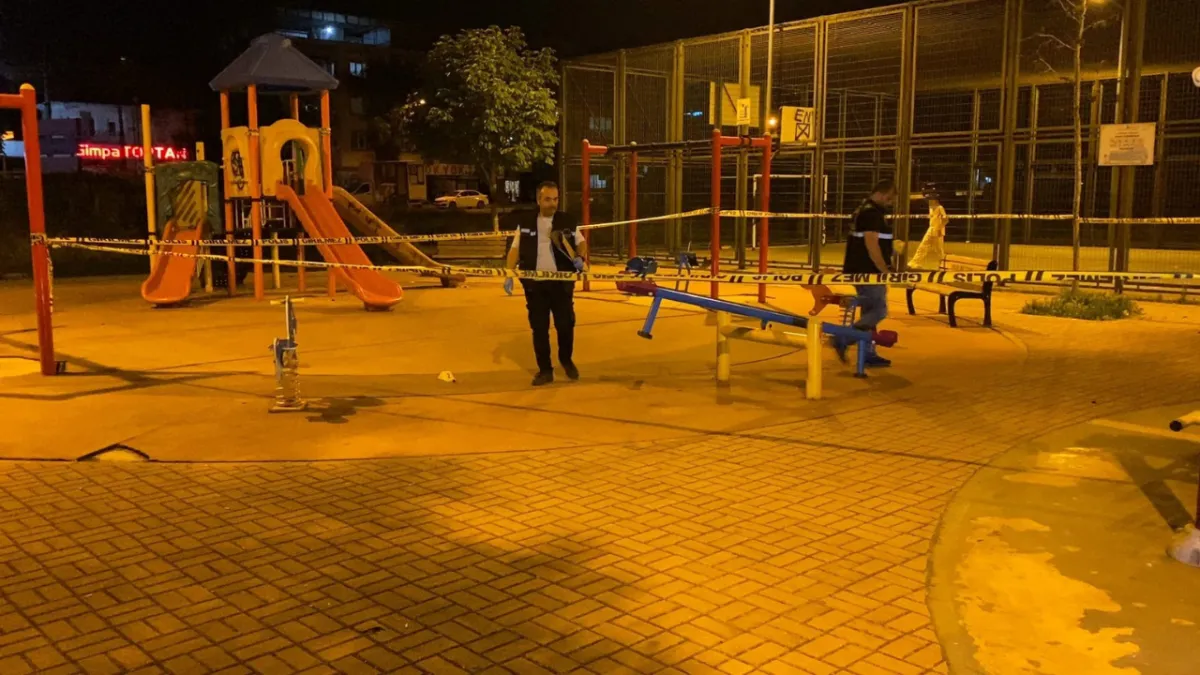 Parktaki gençlere pompalı tüfekle saldırdı!
