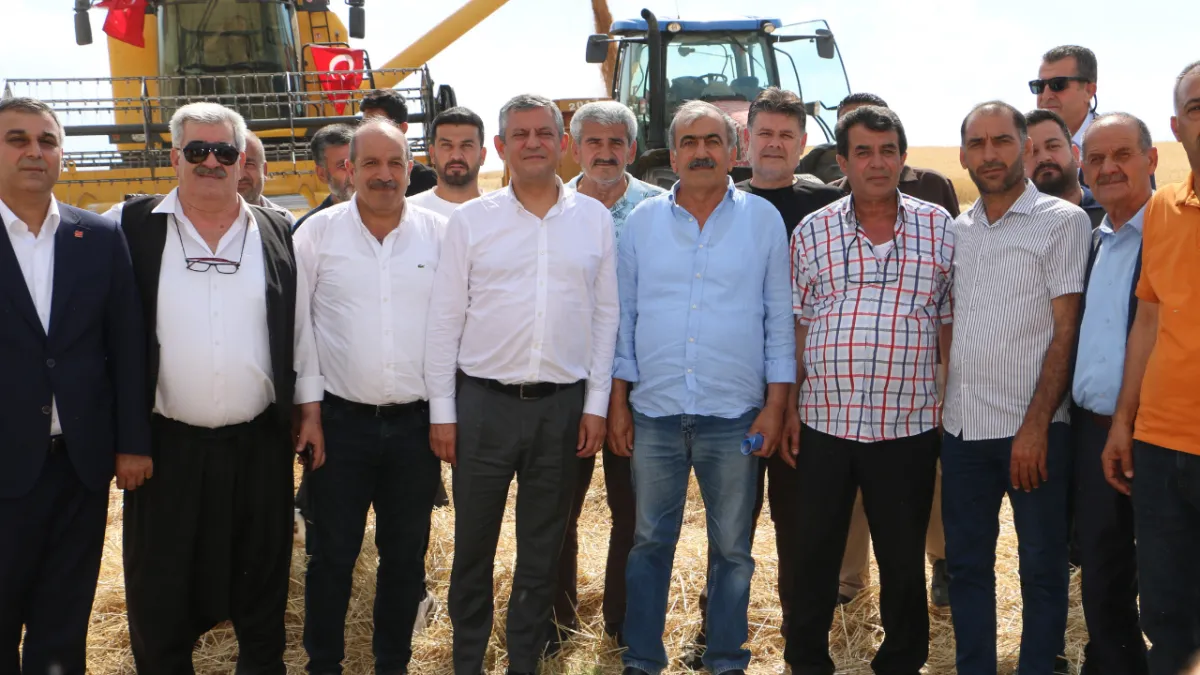 CHP Grup Başkanı Özel biçerdöverle buğday biçti'