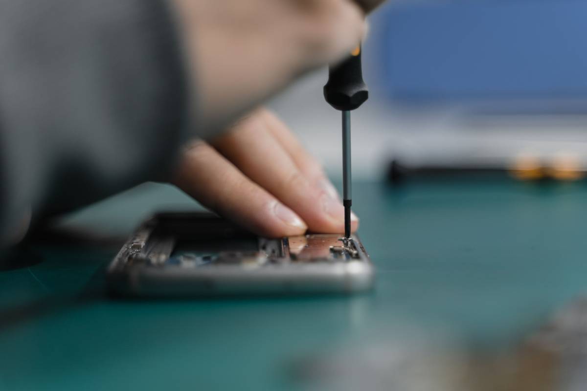 Aşırı ısınan telefonları buzdolabına koymak doğru mu? Urfa’daki telefonculardan hayati uyarı