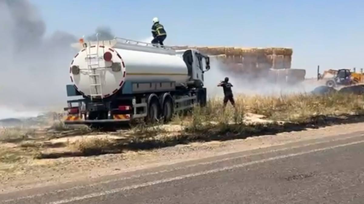 şanlıurfa'da saman yüklü TIR alev topuna döndü!