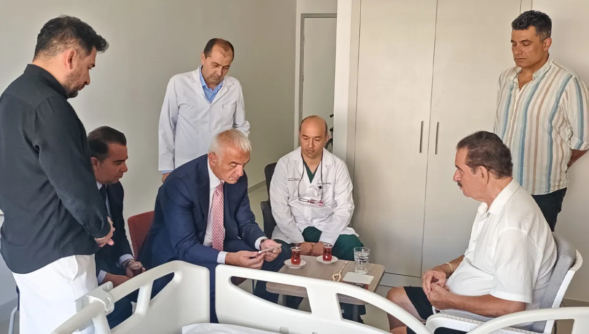 Bakan Ersoy'dan, Tatlıses'e geçmiş olsun ziyareti!