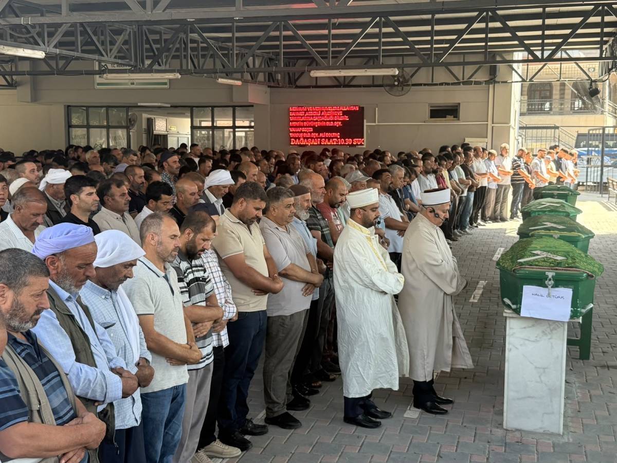 Mersin'de denizde boğulan Urfalı aile gözyaşlarıyla defnedildi!