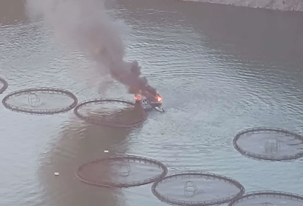 Fırat Nehri üzerinde bir tekne alev alev yandı.