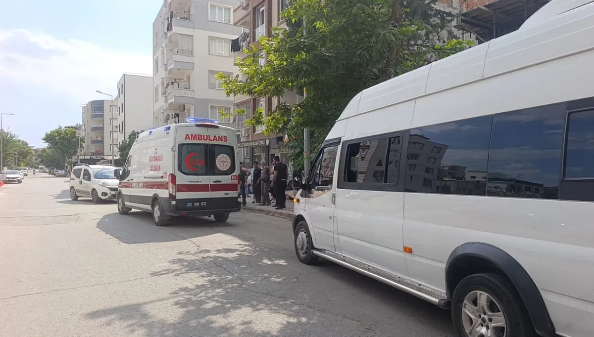 Hafif ticari araç ile motosiklet çarpıştı: Yaralı var!