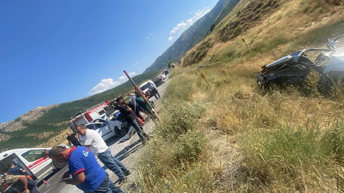 İki otomobil çarpıştı: Yaralılar var !