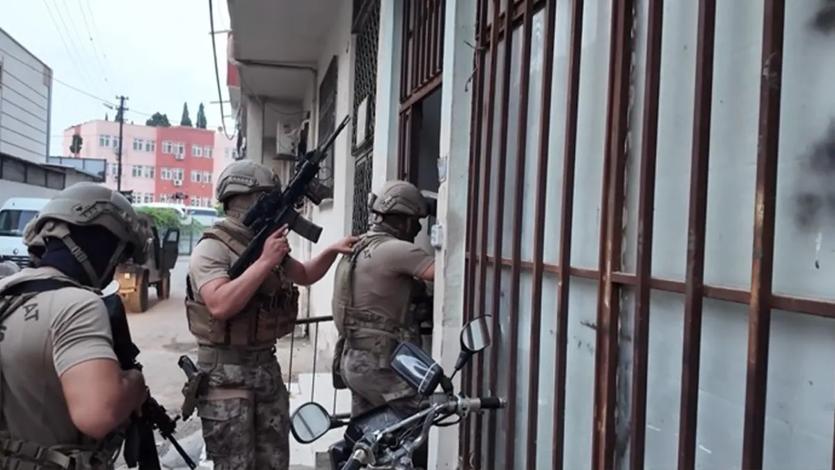 Zehir tacirlerine ağır darbe: Çok sayıda göz altı!