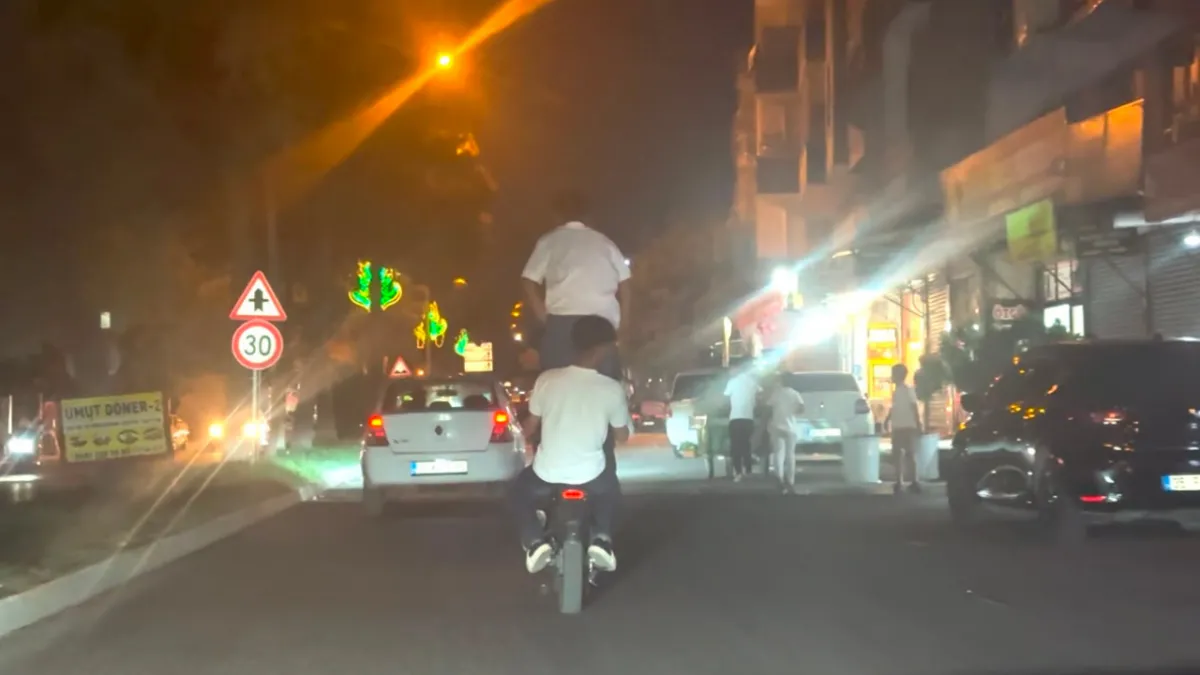 Şanlıurfa'da tehlikeli yolculuk: Bir scooter'a 3 kişi bindi!