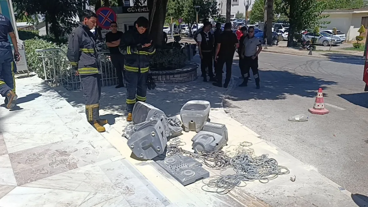 Yüz binlerce lira ceza yedi: Belediye binası önünde benzin döküp yaktı!