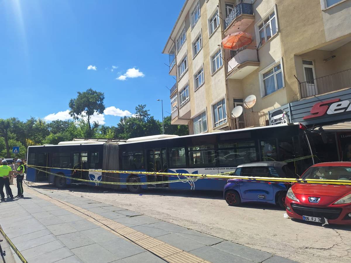 Belediye otobüsü iş yerine girdi: Çok sayıda yaralı var!