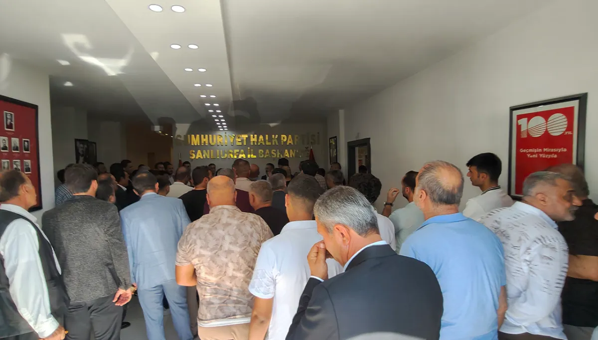 CHP Şanlıurfa İl Başkanlığı'nda yeni üyelere rozet takıldı!