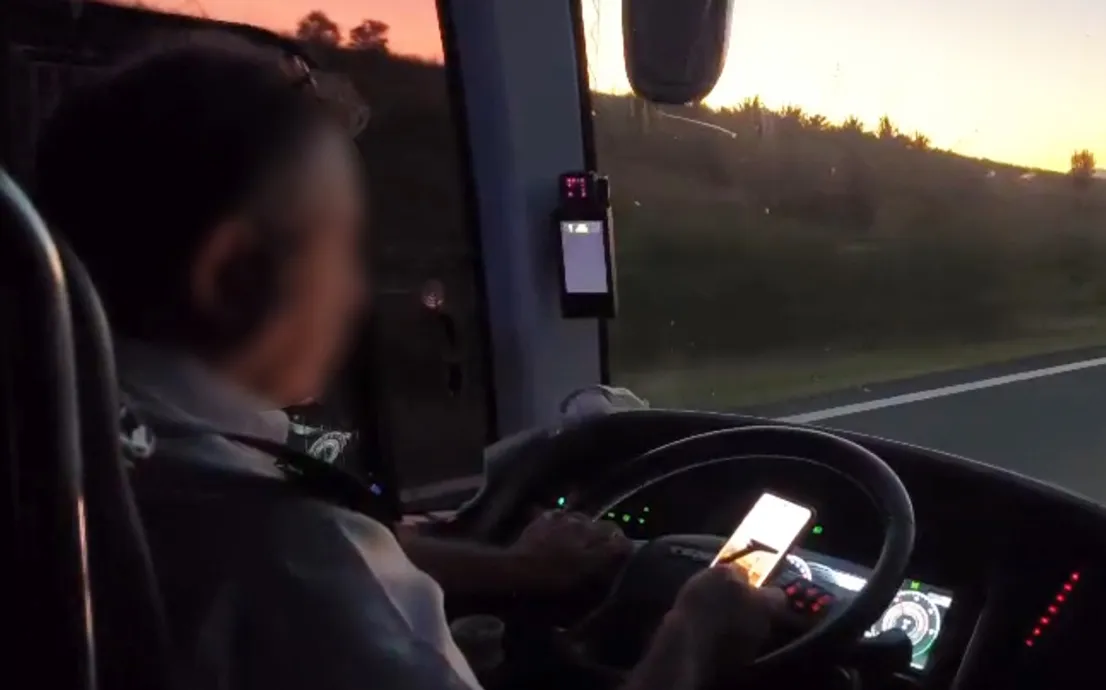 Direksiyonu bırakıp telefonuna daldı! O anlar kamerada!