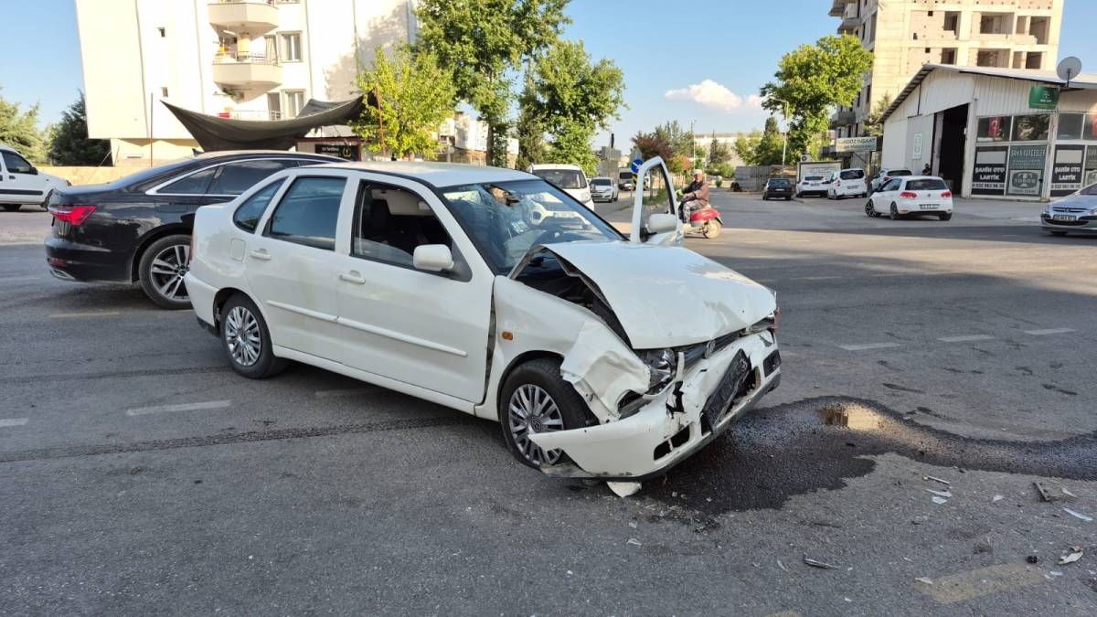 Adıyaman’da iki otomobil çarpıştı: 1’i ağır 3 yaralı