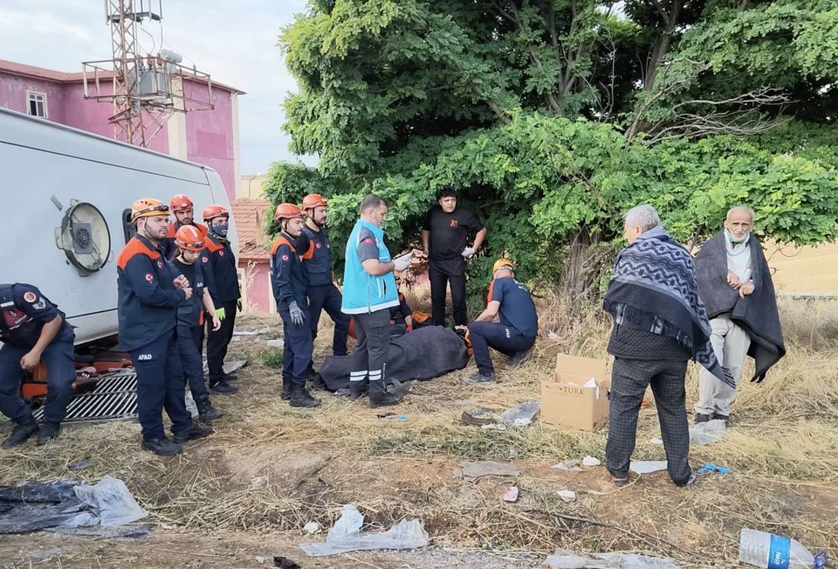 Yolcu otobüsü kaza yaptı! Feci kazada onlarca kişi yaralandı!