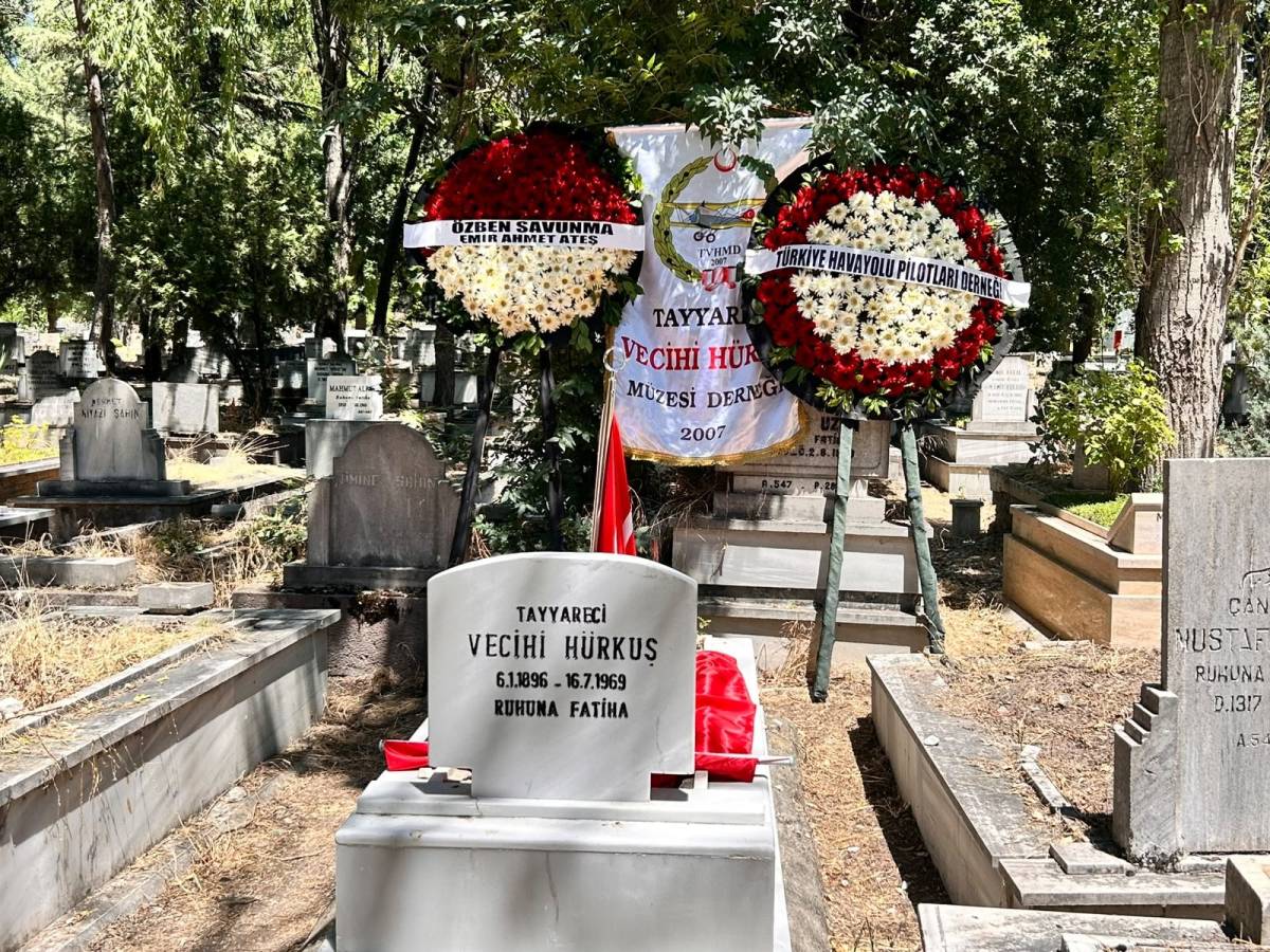 Vecihi Hürkuş kabri başında anıldı!